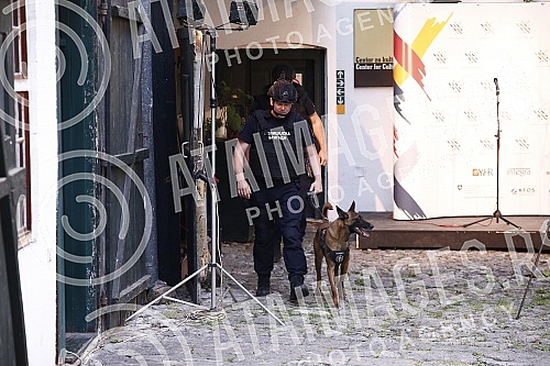Opening ceremony of the ninth edition of the Mirëdita festival, good afternoon! held in the yard of the Center for Cultural Decontamination was briefly suspended due to a bomb alert.Svecano otvaranje devetog izdanja festivala Mirëdita, dobar dan! o