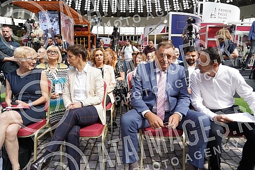The President of the Government of the Republic of Serbia, Ana Brnabic, attended the awarding of the Wine Trophy of the Open Balkans as part of the First International Wine Fair Wine Vision of the Open Balkans in Hall 1 of the Belgrade Fair.Predsed