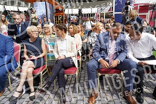 The President of the Government of the Republic of Serbia, Ana Brnabic, attended the awarding of the Wine Trophy of the Open Balkans as part of the First International Wine Fair Wine Vision of the Open Balkans in Hall 1 of the Belgrade Fair.Predsed
