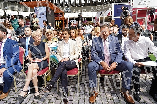 The President of the Government of the Republic of Serbia, Ana Brnabic, attended the awarding of the Wine Trophy of the Open Balkans as part of the First International Wine Fair Wine Vision of the Open Balkans in Hall 1 of the Belgrade Fair.Predsed