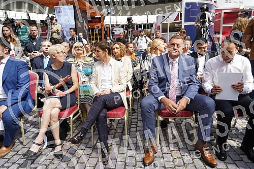 The President of the Government of the Republic of Serbia, Ana Brnabic, attended the awarding of the Wine Trophy of the Open Balkans as part of the First International Wine Fair Wine Vision of the Open Balkans in Hall 1 of the Belgrade Fair.Predsed