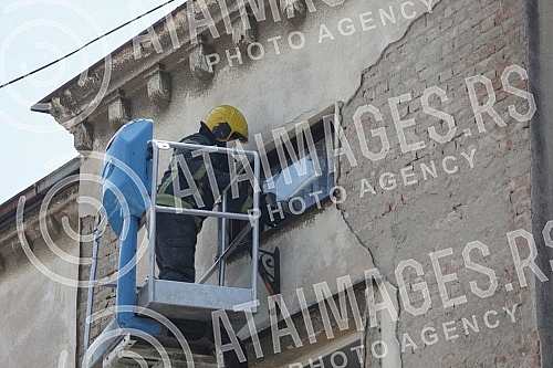 Residents of Vidovdanska Street, whose building collapsed two weeks ago, are taking over personal belongings from the ruins today, with the help of firefighters, ie personal documents, photographs, and favorite memories.Stanari Vidovdanske ulice, c