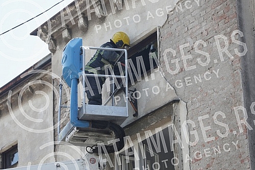 Residents of Vidovdanska Street, whose building collapsed two weeks ago, are taking over personal belongings from the ruins today, with the help of firefighters, ie personal documents, photographs, and favorite memories.Stanari Vidovdanske ulice, c