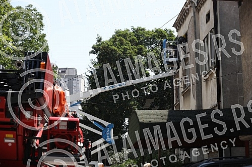 Residents of Vidovdanska Street, whose building collapsed two weeks ago, are taking over personal belongings from the ruins today, with the help of firefighters, ie personal documents, photographs, and favorite memories.Stanari Vidovdanske ulice, c
