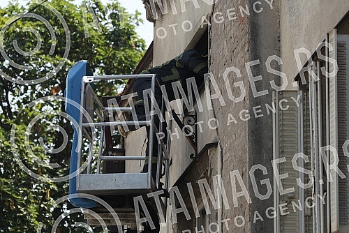 Residents of Vidovdanska Street, whose building collapsed two weeks ago, are taking over personal belongings from the ruins today, with the help of firefighters, ie personal documents, photographs, and favorite memories.Stanari Vidovdanske ulice, c