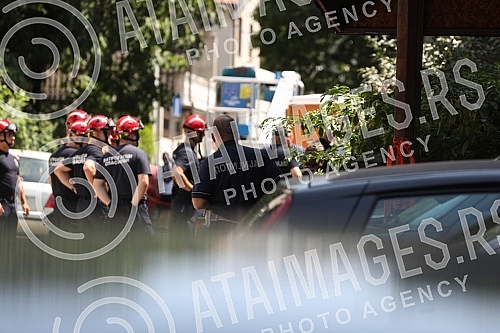 Residents of Vidovdanska Street, whose building collapsed two weeks ago, are taking over personal belongings from the ruins today, with the help of firefighters, ie personal documents, photographs, and favorite memories.Stanari Vidovdanske ulice, c