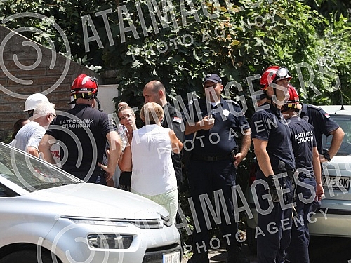 Residents of Vidovdanska Street, whose building collapsed two weeks ago, are taking over personal belongings from the ruins today, with the help of firefighters, ie personal documents, photographs, and favorite memories.Stanari Vidovdanske ulice, c