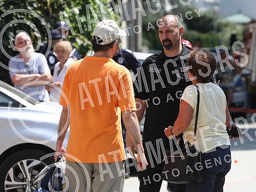 Residents of Vidovdanska Street, whose building collapsed two weeks ago, are taking over personal belongings from the ruins today, with the help of firefighters, ie personal documents, photographs, and favorite memories.Stanari Vidovdanske ulice, c