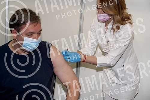 The President of the Republic of Serbia, Aleksandar Vucic, received the third (booster) dose of the coronavirus vaccine at the vaccination point in Hall 7 at the Belgrade Fair.Predsednik Republike Srbije Aleksandar Vucic primio je trecu (buster) do