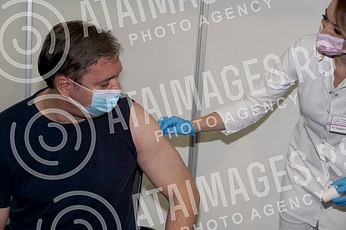 The President of the Republic of Serbia, Aleksandar Vucic, received the third (booster) dose of the coronavirus vaccine at the vaccination point in Hall 7 at the Belgrade Fair.Predsednik Republike Srbije Aleksandar Vucic primio je trecu (buster) do