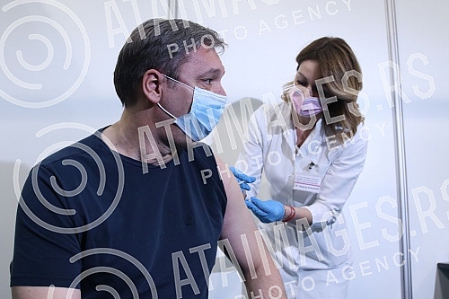 The President of the Republic of Serbia, Aleksandar Vucic, received the third (booster) dose of the coronavirus vaccine at the vaccination point in Hall 7 at the Belgrade Fair.Predsednik Republike Srbije Aleksandar Vucic primio je trecu (buster) do