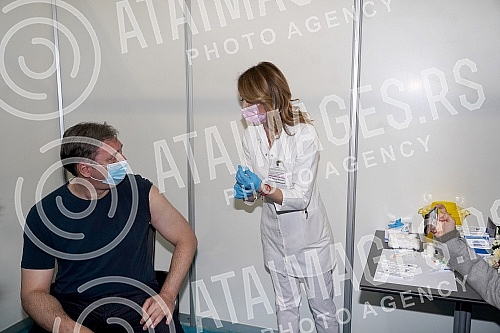 The President of the Republic of Serbia, Aleksandar Vucic, received the third (booster) dose of the coronavirus vaccine at the vaccination point in Hall 7 at the Belgrade Fair.Predsednik Republike Srbije Aleksandar Vucic primio je trecu (buster) do