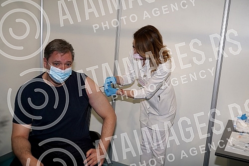 The President of the Republic of Serbia, Aleksandar Vucic, received the third (booster) dose of the coronavirus vaccine at the vaccination point in Hall 7 at the Belgrade Fair.Predsednik Republike Srbije Aleksandar Vucic primio je trecu (buster) do
