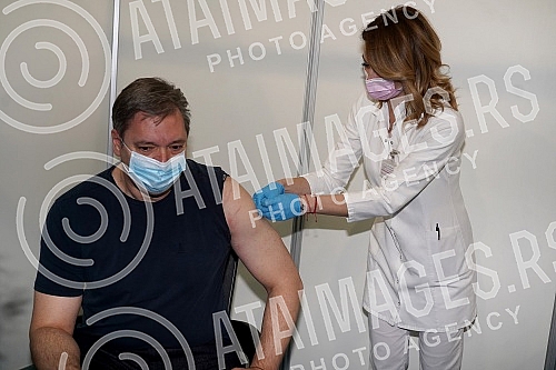 The President of the Republic of Serbia, Aleksandar Vucic, received the third (booster) dose of the coronavirus vaccine at the vaccination point in Hall 7 at the Belgrade Fair.Predsednik Republike Srbije Aleksandar Vucic primio je trecu (buster) do