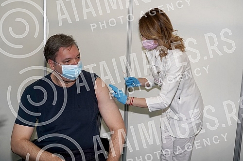 The President of the Republic of Serbia, Aleksandar Vucic, received the third (booster) dose of the coronavirus vaccine at the vaccination point in Hall 7 at the Belgrade Fair.Predsednik Republike Srbije Aleksandar Vucic primio je trecu (buster) do