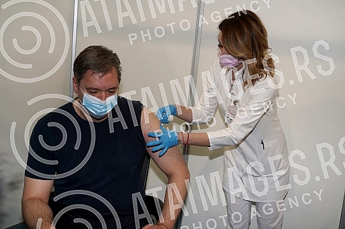 The President of the Republic of Serbia, Aleksandar Vucic, received the third (booster) dose of the coronavirus vaccine at the vaccination point in Hall 7 at the Belgrade Fair.Predsednik Republike Srbije Aleksandar Vucic primio je trecu (buster) do