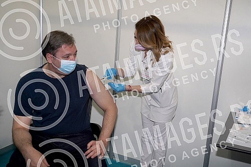 The President of the Republic of Serbia, Aleksandar Vucic, received the third (booster) dose of the coronavirus vaccine at the vaccination point in Hall 7 at the Belgrade Fair.Predsednik Republike Srbije Aleksandar Vucic primio je trecu (buster) do