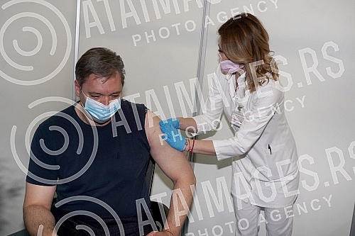 The President of the Republic of Serbia, Aleksandar Vucic, received the third (booster) dose of the coronavirus vaccine at the vaccination point in Hall 7 at the Belgrade Fair.Predsednik Republike Srbije Aleksandar Vucic primio je trecu (buster) do