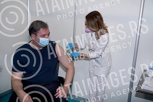 The President of the Republic of Serbia, Aleksandar Vucic, received the third (booster) dose of the coronavirus vaccine at the vaccination point in Hall 7 at the Belgrade Fair.Predsednik Republike Srbije Aleksandar Vucic primio je trecu (buster) do