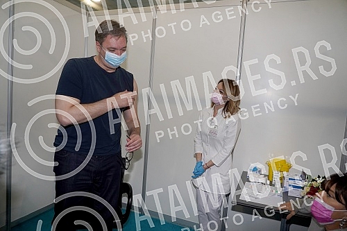 The President of the Republic of Serbia, Aleksandar Vucic, received the third (booster) dose of the coronavirus vaccine at the vaccination point in Hall 7 at the Belgrade Fair.Predsednik Republike Srbije Aleksandar Vucic primio je trecu (buster) do
