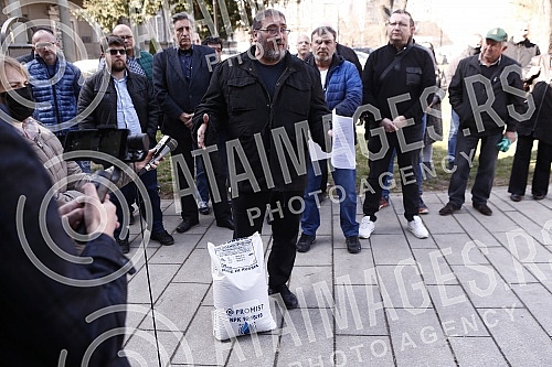 In front of the Presidency, a press conference was held by the Vice President of the Party of Freedom and Justice, Dejan Bulatovic, on the alleged new affair in Serbian agriculture.Ispred Predsednistva je odrzana konferencija za medije potpredsedni