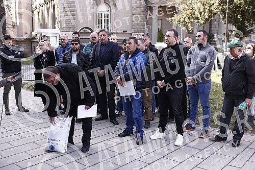 In front of the Presidency, a press conference was held by the Vice President of the Party of Freedom and Justice, Dejan Bulatovic, on the alleged new affair in Serbian agriculture.Ispred Predsednistva je odrzana konferencija za medije potpredsedni