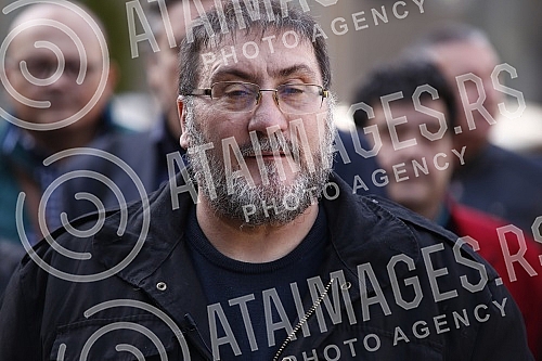 In front of the Presidency, a press conference was held by the Vice President of the Party of Freedom and Justice, Dejan Bulatovic, on the alleged new affair in Serbian agriculture.Ispred Predsednistva je odrzana konferencija za medije potpredsedni