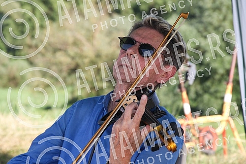 EcoKultArt festival KRNJART, organized by the New Optimism Movement, UG Bela caplja 1165, UG Komsija - Krnjaca, National Ecological Association (NEA) and Civic Initiatives, was held on the Danube embankment in the Belgrade neighborhood of Krnjaca.E