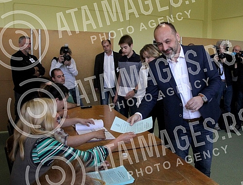 The first round of voting in the elections for the President of the Republic of Serbia.Prvi krug glasanja na izborima za predsednika Republike Srbije.