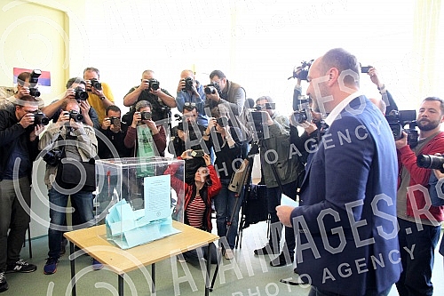 The first round of voting in the elections for the President of the Republic of Serbia.Prvi krug glasanja na izborima za predsednika Republike Srbije.