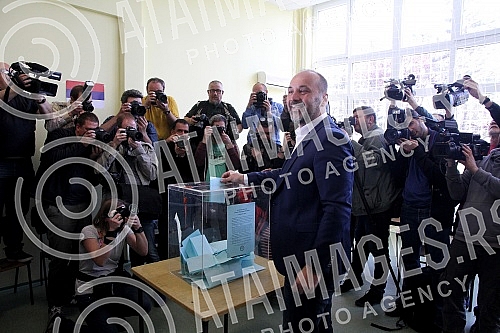 The first round of voting in the elections for the President of the Republic of Serbia.Prvi krug glasanja na izborima za predsednika Republike Srbije.
