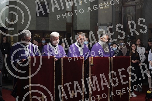 Worship during the Passion Week in the Cathedral Church of St. Archangel Michael on Good Friday - morning with the singing of articles and a procession around the temple.Bogosluzenje tokom Stradalne sedmice u Sabornoj crkvi  Sv. Arhangela Mihaila n