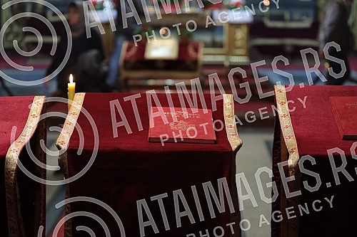 Worship during the Passion Week in the Cathedral Church of St. Archangel Michael on Good Friday - morning with the singing of articles and a procession around the temple.Bogosluzenje tokom Stradalne sedmice u Sabornoj crkvi  Sv. Arhangela Mihaila n