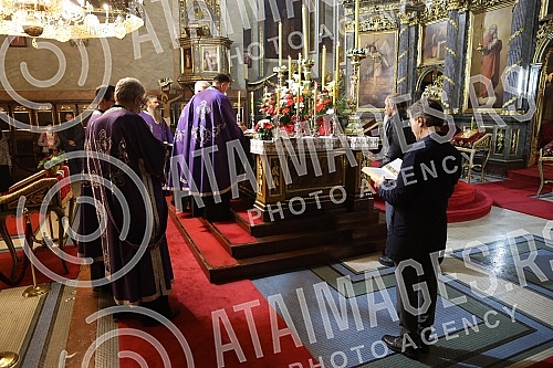 Worship during the Passion Week in the Cathedral Church of St. Archangel Michael on Good Friday - morning with the singing of articles and a procession around the temple.Bogosluzenje tokom Stradalne sedmice u Sabornoj crkvi  Sv. Arhangela Mihaila n