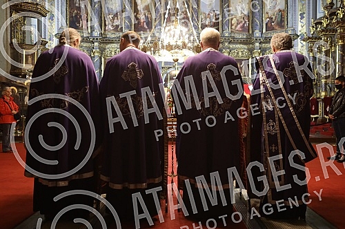 Worship during the Passion Week in the Cathedral Church of St. Archangel Michael on Good Friday - morning with the singing of articles and a procession around the temple.Bogosluzenje tokom Stradalne sedmice u Sabornoj crkvi  Sv. Arhangela Mihaila n