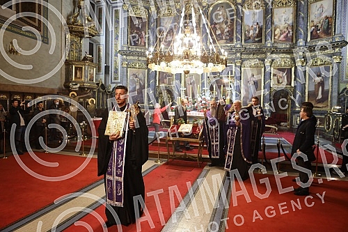 Worship during the Passion Week in the Cathedral Church of St. Archangel Michael on Good Friday - morning with the singing of articles and a procession around the temple.Bogosluzenje tokom Stradalne sedmice u Sabornoj crkvi  Sv. Arhangela Mihaila n