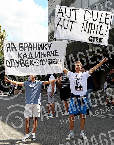 Protest navijaca Kosarkaskog kluba Partizan ispred stadiona FK Partizan u znak podrske treneru Dusku Vujosevicu.