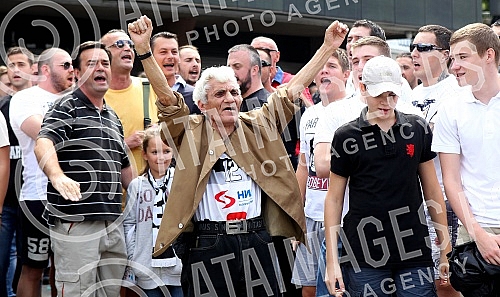 Protest navijaca Kosarkaskog kluba Partizan ispred stadiona FK Partizan u znak podrske treneru Dusku Vujosevicu.