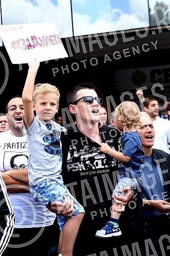 Protest navijaca Kosarkaskog kluba Partizan ispred stadiona FK Partizan u znak podrske treneru Dusku Vujosevicu.