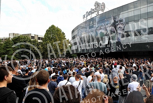 Protest navijaca Kosarkaskog kluba Partizan ispred stadiona FK Partizan u znak podrske treneru Dusku Vujosevicu.