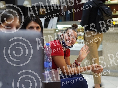 The women's volleyball national team of Serbia, which won a bronze medal at the Games in Tokyo, arrived in Belgrade, and on that occasion a press conference was held at the Nikola Tesla Airport.Zenska odbojkaska reprezentacija Srbije, koja je na Ig