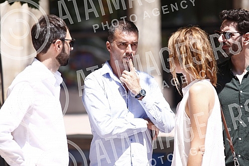 The Kreni-promeni movement and the Association for the Protection of Constitutionality and Legality organized a performance and a press conference in front of REM on the occasion of petitions to take away the frequency from Happy and Pink televisions