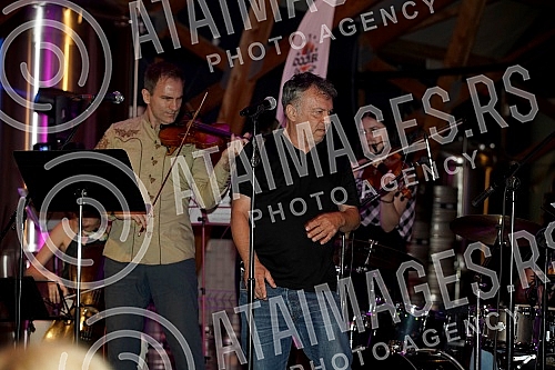 A gathering with Stefan Milenkovic, Dr. Nelet Karajlic and the team of the Rock El Clasico project, which will be performed on June 21 at the Tasmajdan Stadium, was organized at the Docker Pub.U Docker Pubu organizovano je druzenje sa Stefanom Mile