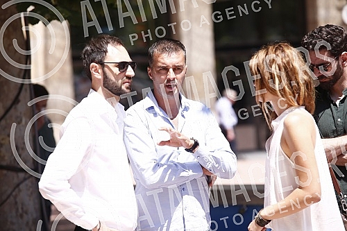 The Kreni-promeni movement and the Association for the Protection of Constitutionality and Legality organized a performance and a press conference in front of REM on the occasion of petitions to take away the frequency from Happy and Pink televisions