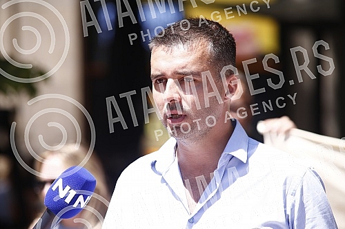 The Kreni-promeni movement and the Association for the Protection of Constitutionality and Legality organized a performance and a press conference in front of REM on the occasion of petitions to take away the frequency from Happy and Pink televisions