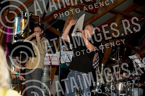 A gathering with Stefan Milenkovic, Dr. Nelet Karajlic and the team of the Rock El Clasico project, which will be performed on June 21 at the Tasmajdan Stadium, was organized at the Docker Pub.U Docker Pubu organizovano je druzenje sa Stefanom Mile