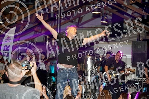 A gathering with Stefan Milenkovic, Dr. Nelet Karajlic and the team of the Rock El Clasico project, which will be performed on June 21 at the Tasmajdan Stadium, was organized at the Docker Pub.U Docker Pubu organizovano je druzenje sa Stefanom Mile