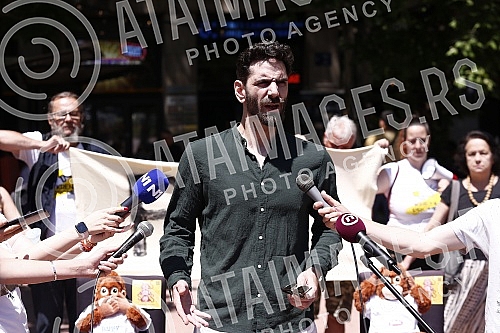 The Kreni-promeni movement and the Association for the Protection of Constitutionality and Legality organized a performance and a press conference in front of REM on the occasion of petitions to take away the frequency from Happy and Pink televisions