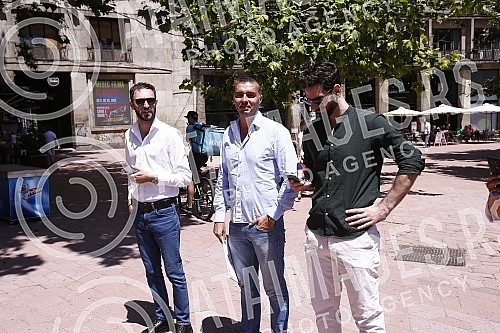 The Kreni-promeni movement and the Association for the Protection of Constitutionality and Legality organized a performance and a press conference in front of REM on the occasion of petitions to take away the frequency from Happy and Pink televisions