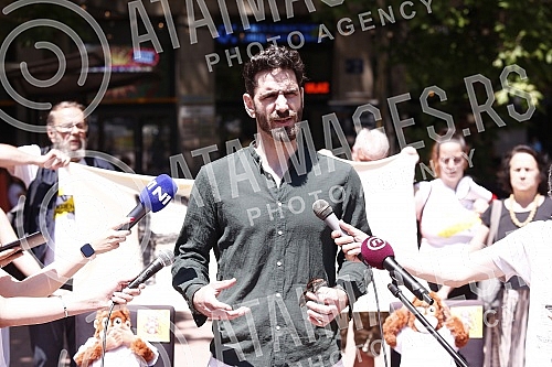 The Kreni-promeni movement and the Association for the Protection of Constitutionality and Legality organized a performance and a press conference in front of REM on the occasion of petitions to take away the frequency from Happy and Pink televisions